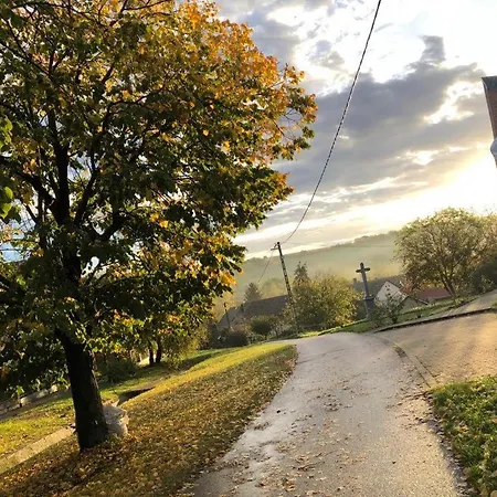 A Kis Paraszthaz Kekesd